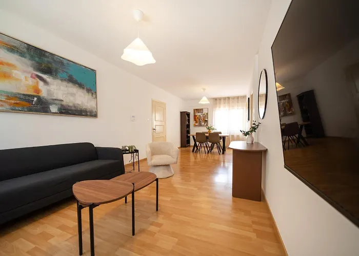 2 Bedroom Flat In Centre *