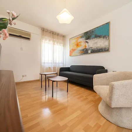 2 Bedroom Flat In Centre Daire