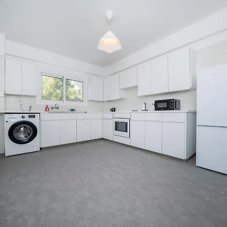 2 Bedroom Flat In Centre Daire