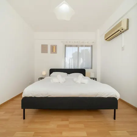 2 Bedroom Flat In Centre * 尼科西亚