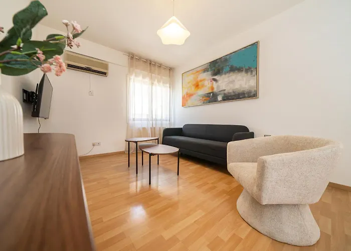 2 Bedroom Flat In Centre Apartment